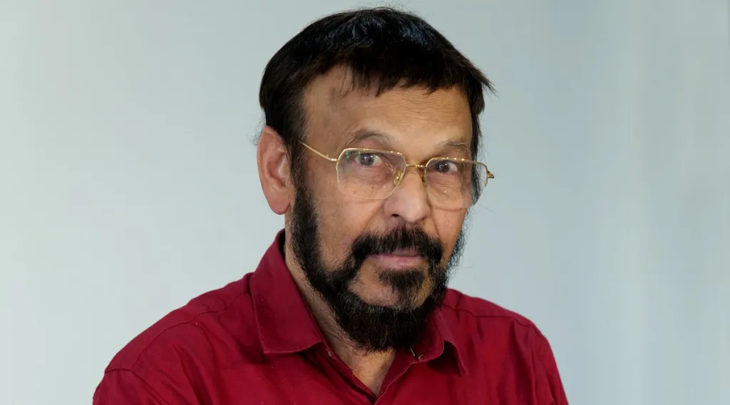 എടുത്തുപറയേണ്ട ഒരു പ്രധാന എഴുത്തുകാരനാണ് എതിരൻ കതിരവൻ. അന്തർവൈജ്ഞാനികതയിലൂന്നിയുള്ള വിശകലനങ്ങളാണ് അദ്ദേഹത്തിന്റെ എഴുത്ത്. കഴിഞ്ഞ 25 വർഷങ്ങളിൽ മലയാളത്തിന് ലഭിച്ച ഏറ്റവും മൗലികതയുള്ള ചിന്തകനാണ് അദ്ദേഹം. 