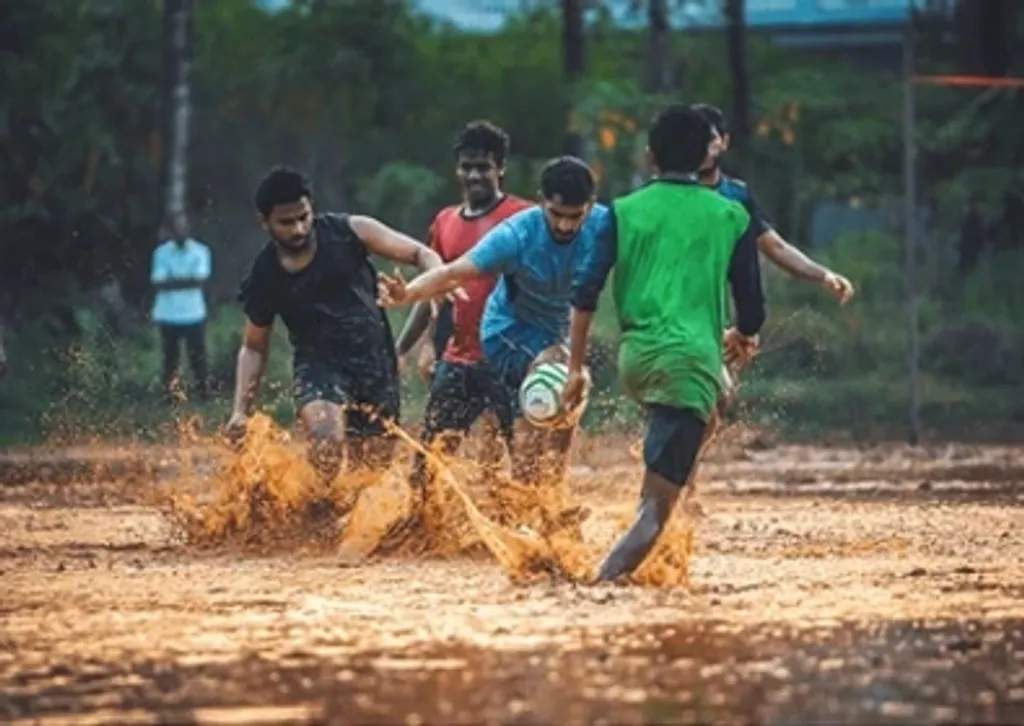 കളിയിടങ്ങളിൽ ഫുട്ബോളും ക്രിക്കറ്റും കളിക്കുകയും, പാടങ്ങളിലും കുളങ്ങളിലും കളിച്ചു മറിയുകയും, ബാലസംഘങ്ങളിലും കൂട്ടായ്മകളിലും പങ്കെടുക്കുകയും, രക്ഷിതാക്കളോടൊപ്പം പരിപാടികൾക്ക് പോവുകയുമൊക്കെ ചെയ്തിരുന്ന കുട്ടികളിൽനിന്ന് പുതുതലമുറയിലെ കുട്ടികൾ ഏറെ മാറിയിരിക്കുന്നു.
