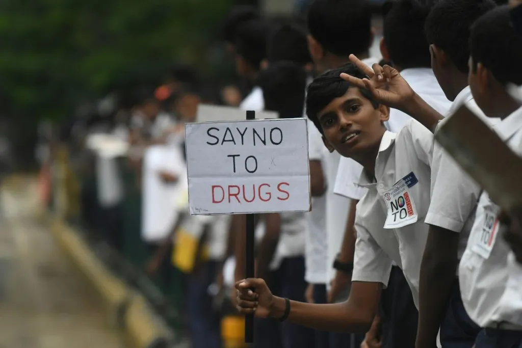 ലഹരി ഉപയോഗം മാനസിക പരിവർത്തനത്തിൻ്റെയും പല ചുറ്റുപാടുകളുടെ സ്വാധീനത്തിലും ഉണ്ടാകുന്നതാണ്. ഈ അവസ്ഥയിൽ അത് എളുപ്പം ലഭ്യമാക്കാനുള്ള കച്ചവട തന്ത്രങ്ങൾ വില്ക്കുന്നവർക്കുമുണ്ട്. 