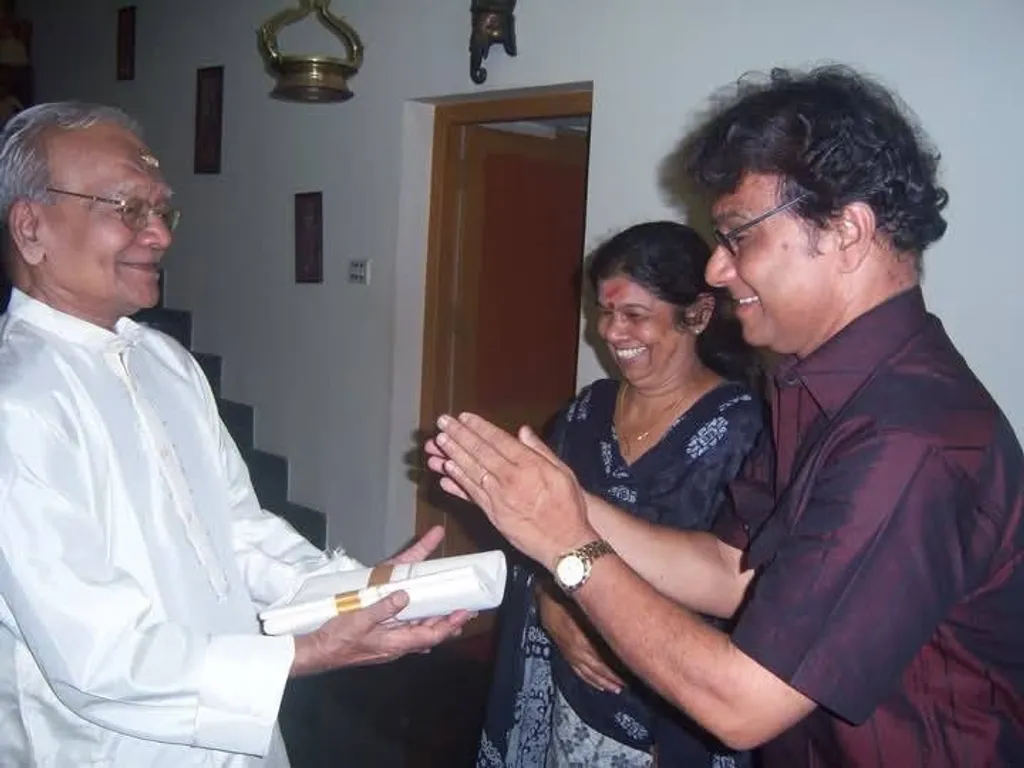 കലാമണ്ഡലം രാമൻകുട്ടി നായർക്കൊപ്പം കോട്ടക്കൽ ശശിധരനും പങ്കാളി വസന്തയും (കടപ്പാട്: ഫേസ് ബുക്ക്).