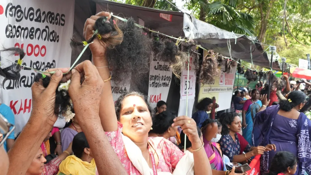 തികച്ചും നീതിപൂർവ്വകമായ ആവശ്യങ്ങൾക്കു വേണ്ടി ആശാ വർക്കർമാർ നടത്തുന്ന സമരം 60 ദിവസമാവുകയാണ്. മുടി മുറിച്ചും പട്ടിണി കിടന്നും നടത്തുന്ന തീർത്തും അഹിംസാത്മകവും നീതിപൂർവ്വകവുമായ സമരമാണിതെന്ന് നമുക്കറിയാം.
