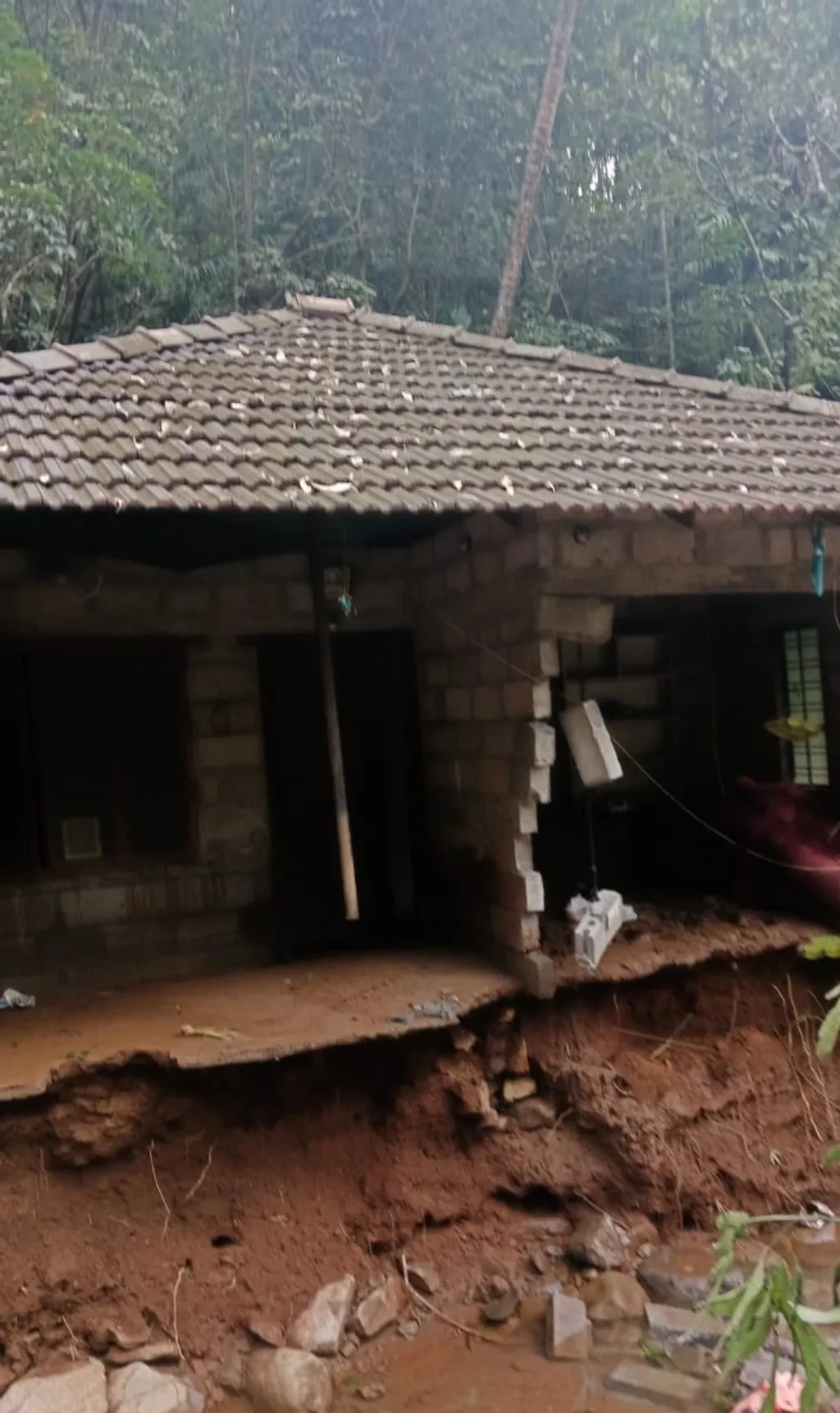 വിലങ്ങാട് ഉരുൾപൊട്ടലിൽ തകർന്ന അഭിലാഷിന്റെ വീട്