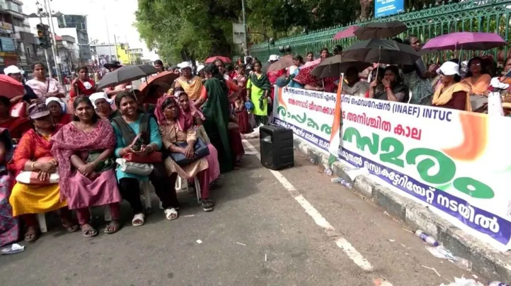 ആശാ വർക്കർമാരെപ്പോലെ ‘തൊഴിലാളികൾ’ എന്ന പദവിയിൽ പരിഗണിക്കാത്ത അംഗനവാടി ജീവനക്കാരും സമാന അനീതിയും തൊഴിൽ ചൂഷണവും നേരിടുന്ന വിഭാഗമാണ്. ആശാ വർക്കർമാർക്കൊപ്പം അംഗനവാടി ജീവനക്കാരും സമരപാതയിലാണ്.