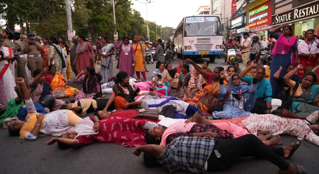 ആശമാർ റോഡ് ഉപരോധിച്ച് പ്രതിഷേധിക്കുന്നു