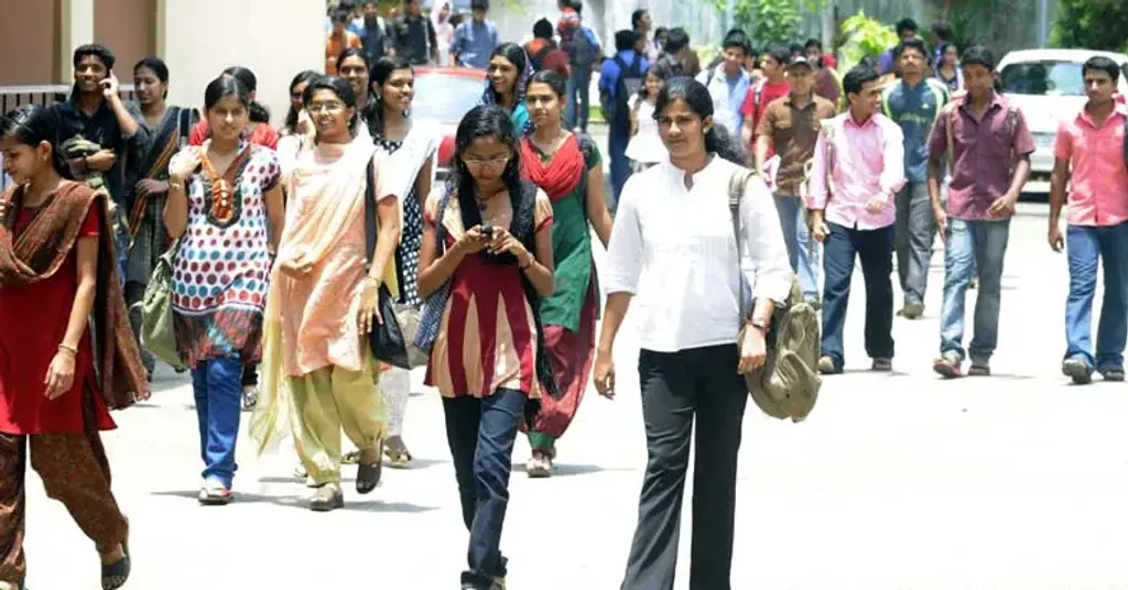 സംസ്ഥാനത്ത് 1332 കോളേജുകളും 25 സർവകലാശാലകളും പ്രവർത്തിക്കുന്നു. ഇതിൽ, 16 ശതമാനം സർക്കാർ കോളേജുകളും, 21 ശതമാനം സർക്കാർ സഹായത്തോടെ പ്രവർത്തിക്കുന്ന കോളേജുകളും, 62 ശതമാനം സ്വകാര്യ കോളേജുകളും ആണ്.