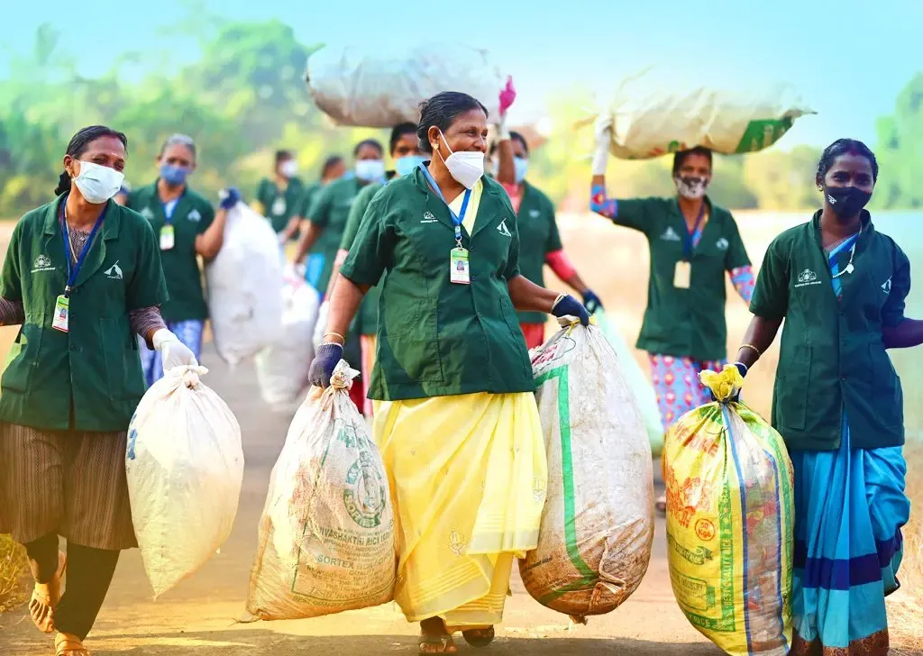 2017-ൽ ഹരിത കേരള മിഷന്റെ ഭാഗമായി രൂപംകൊണ്ട ഹരിത കർമസേന (HKS), ഇന്ന് കേരളത്തിലെ മാലിന്യ നിവാരണ രംഗത്തെ ശക്തമായ സാമൂഹിക  പ്രവർത്തന മാതൃകയായി മാറിയിട്ടുണ്ട്. സംരംഭത്തിന്റെ തുടക്കം മുതൽ, സ്ത്രീകളാണ് ഈ പ്രവർത്തനത്തിന്റെ മുഖ്യശക്തി.