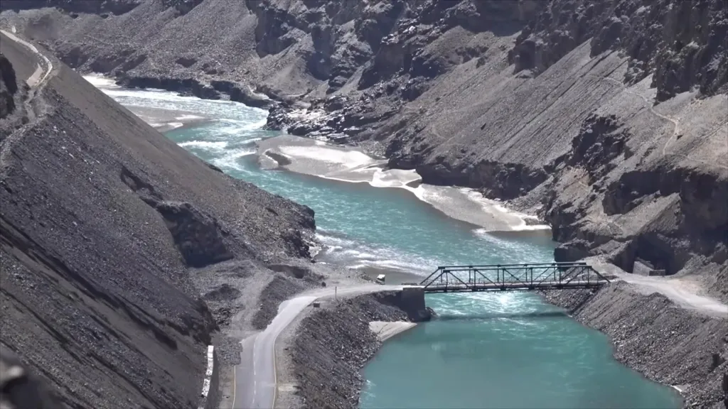 പഹൽഗാം ആക്രമണത്തിനോടുള്ള ഇന്ത്യൻ പ്രതികരണത്തിന്, സൈനിക നടപടികൾക്കും അപ്പുറത്തുള്ള തലങ്ങളുണ്ട്. നാടകീയനീക്കത്തിൽ, ഇന്ത്യ 1960-ലെ സിന്ധുനദീജലകരാർ മരവിപ്പിച്ചു. ഇരു രാജ്യങ്ങളും തമ്മിലുള്ള സംഘർഷഭരിതമായ നയതന്ത്രബന്ധങ്ങൾക്കിടയിലെ അപൂർവ വിജയരേഖ കൂടിയാണ് ഈ കരാർ.