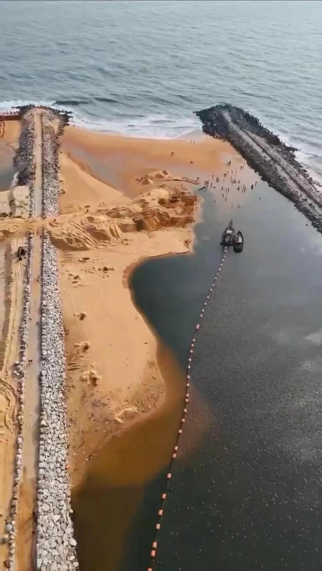 മണലടിഞ്ഞ് മത്സ്യബന്ധനം മുടങ്ങിയ മുതലപ്പൊഴി ഹാർബർ