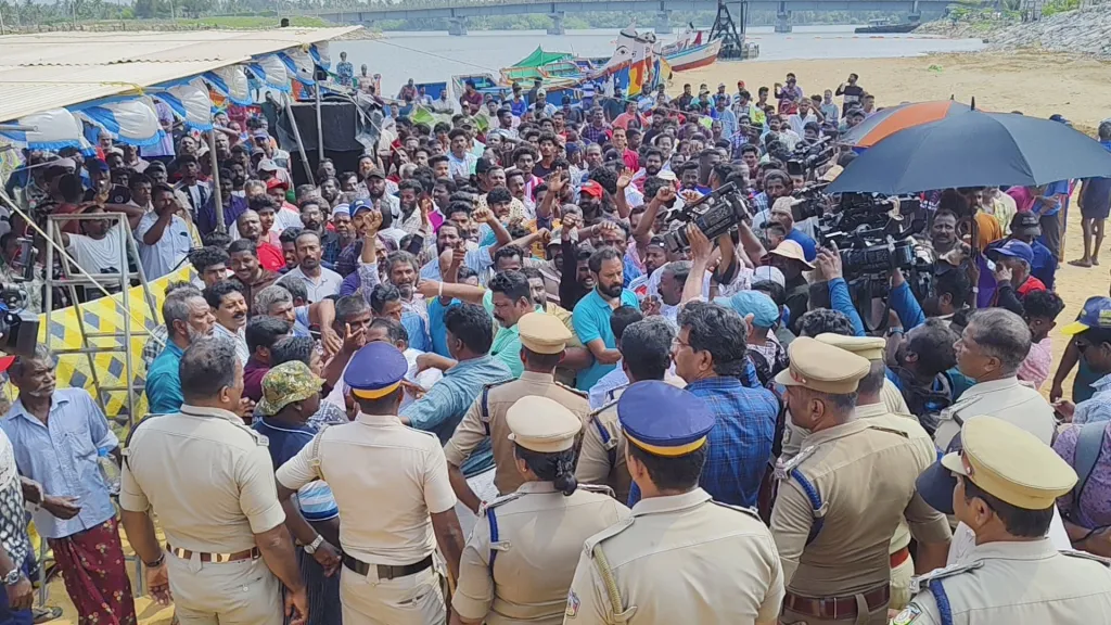 പോലീസ് സുരക്ഷയിലെത്തിയ ഉദ്യോഗസ്ഥരെ 'പോലീസ് ഗോബാക്ക്' എന്ന മുദ്രാവാക്യത്തോടെയാണ് മത്സ്യത്തൊഴിലാളികൾ എതിരേറ്റത്.