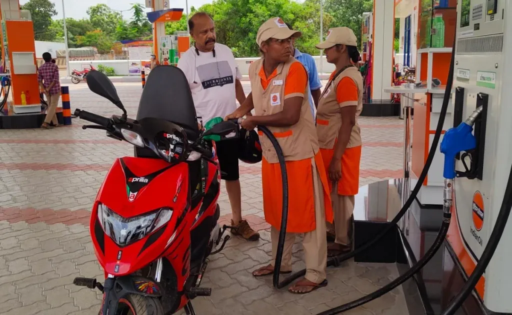 യഥാർത്ഥത്തിൽ, പെണ്ണുങ്ങൾക്കു വർധിച്ചുവന്ന വിദ്യാഭ്യാസവും സമൂഹത്തിലെ തൊഴിലില്ലായ്മയും ജീവിതച്ചെലവുകളുടെ ആധിക്യവും സമർത്ഥമായി കേരളത്തിലെ സേവനമേഖലയിലെ ഇൻവെസ്റ്റുമെൻ്റുകാർ ഉപയോഗിക്കുന്നുവെന്നു പറയാം