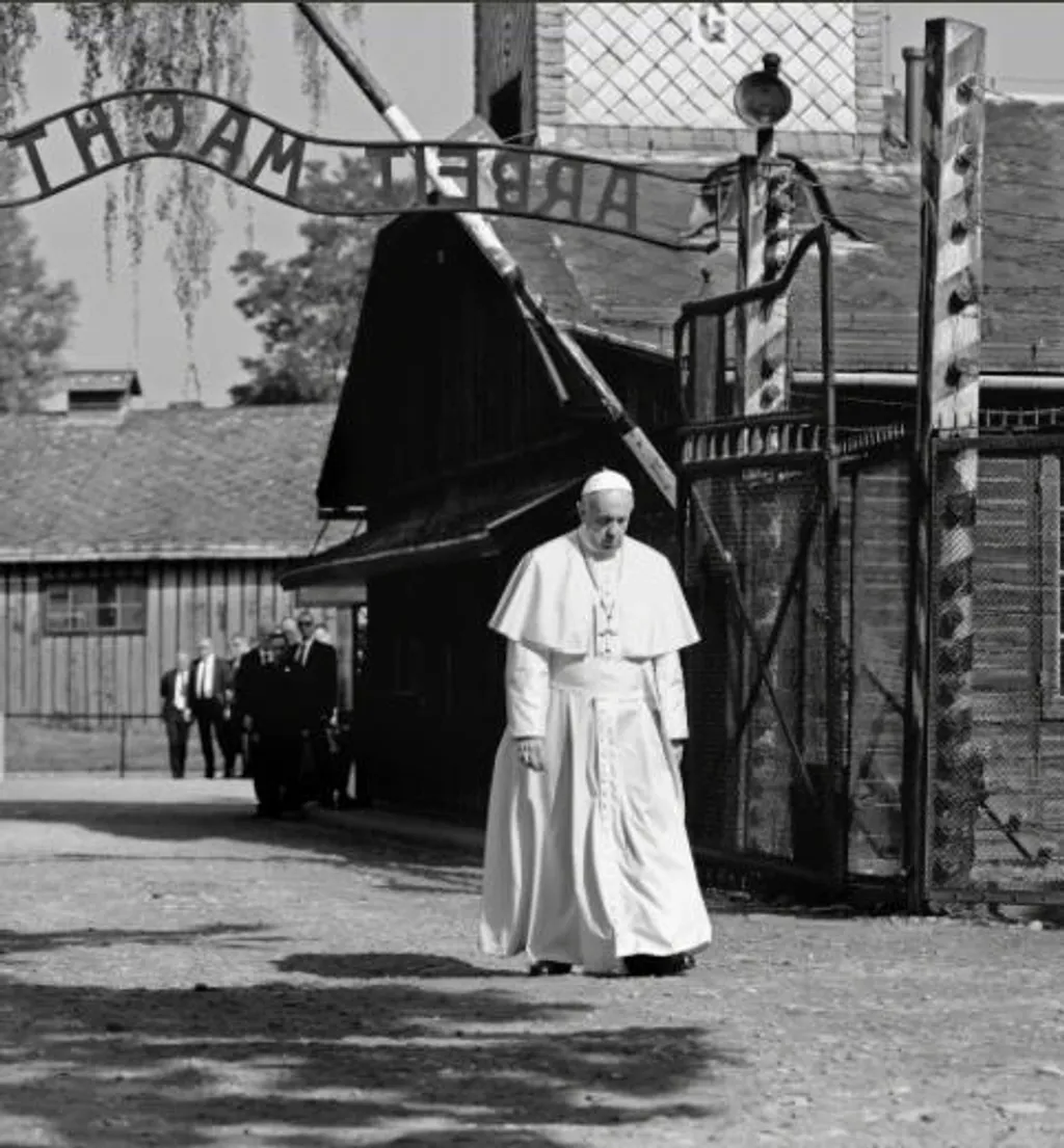 ഓഷ് വിറ്റ്സ് കോൺസെൻറ്റേഷൻ ക്യാമ്പിന് സമീപം പോപ്പ് ഫ്രാൻസിസ്