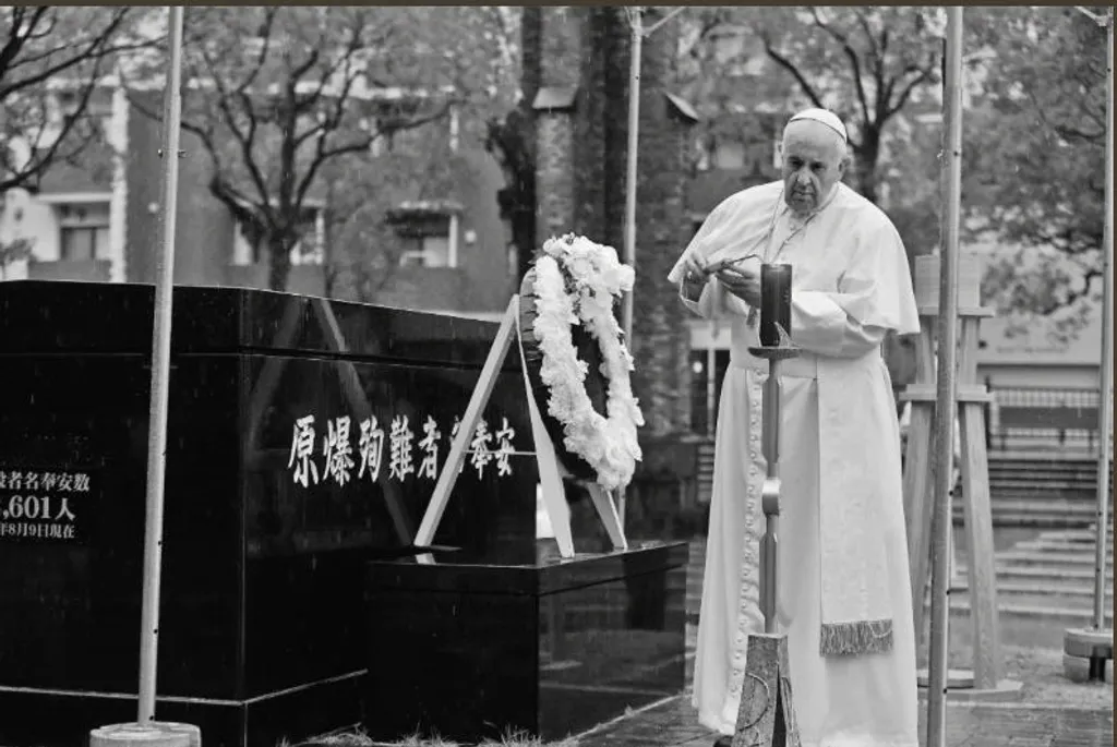 നാഗസാക്കിയിൽ ആറ്റംബോംബിനാൽ കൊല്ലപ്പെട്ടവരുടെ സ്മൃതിപീഠത്തിൽ പുഷ്പാർച്ചന ചെയ്യുന്ന പോപ്പ് ഫ്രാൻസിസ്