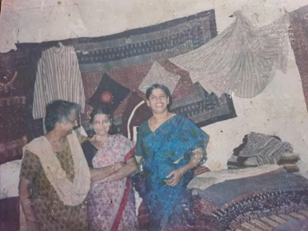 പയ്യന്നൂരിൽ നടന്ന വസ്ത്ര പ്രദർശന- വില്പന മേളയിൽ ഡോ. സംഘമിത്ര ഗഡേക്കർ. (ഫോട്ടോ കടപ്പാട്: കെ.രാമചന്ദ്രൻ).