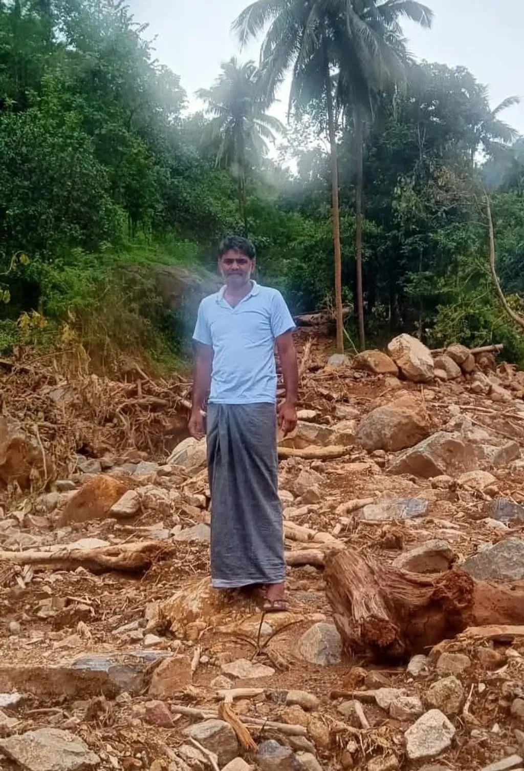 സോണി എബ്രഹാം തന്റെ വീട് ഉണ്ടായിരുന്ന സ്ഥലത്ത്.