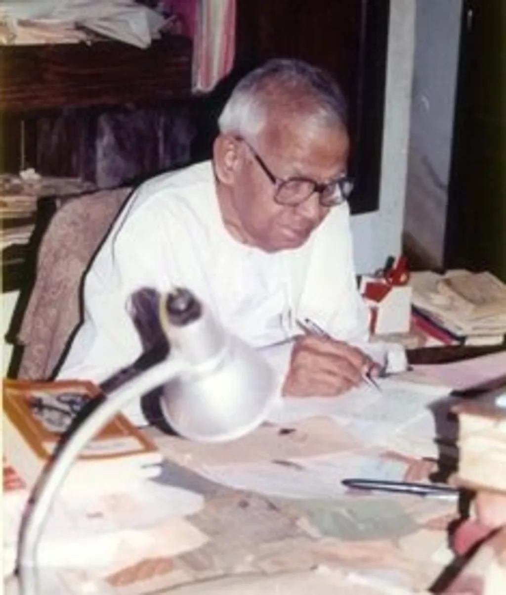 കുഞ്ഞൻപിള്ള രചിച്ച ചരിത്രകൃതികളിൽ പല അഭിപ്രായവ്യത്യാസവും എം.ജി.എസിനുണ്ടായിരുന്നു.