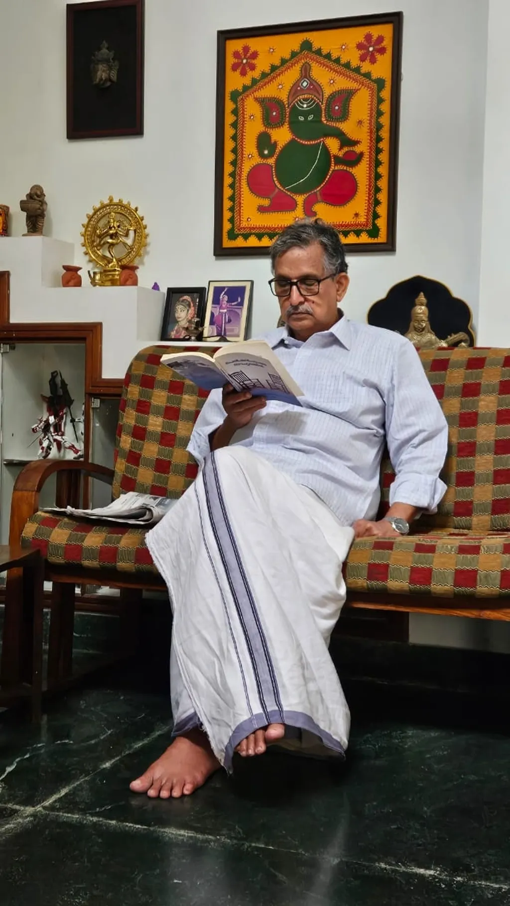 ‘കേരളത്തിലെ ആദിവാസി ഭാഷാപഠനങ്ങൾ’ എന്ന ലേഖനം തയ്യാറാക്കാൻ നേരിട്ടുള്ള വസ്തുതാശേഖരണം നടത്തിയതിനു പുറമെ 15 മലയാള പുസ്തകങ്ങളെയും ഒരു തമിഴ് കൃതിയെയും അമ്പത് ഇംഗ്ലീഷ് ഗ്രന്ഥങ്ങളെയുമാണ് ടി. ബി. വേണുഗോപാലപ്പണിക്കർ ഉപയോഗപ്പെടുത്തിയത്.