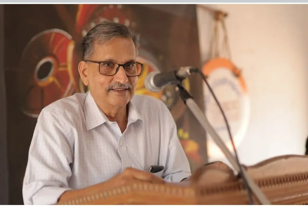 ഏതൊരു വിഷയത്തെക്കുറിച്ച് ചോദിക്കുമ്പോഴും അതിനെക്കുറിച്ച് തനിക്ക് അത്രയൊന്നും അറിയില്ല എന്ന് പറഞ്ഞു തുടങ്ങുന്ന സംസാരം നമുക്ക് അറിയേണ്ടതിന്റെ എത്രയോ അധികം പറഞ്ഞിട്ടാണ് മാഷ് അവസാനിപ്പിക്കുക.
