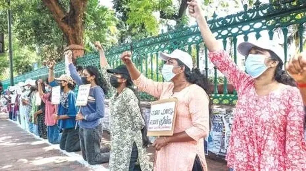 കല്ലുപ്പിൽ മുട്ടുകുത്തി നിന്നുള്ള പ്രതിഷേധം, നിരാഹരം എന്നിങ്ങനെയുള്ള സമരമാർഗവുമായാണ് ഈ വനിതകൾ മുന്നോട്ടുപോകുന്നത്.