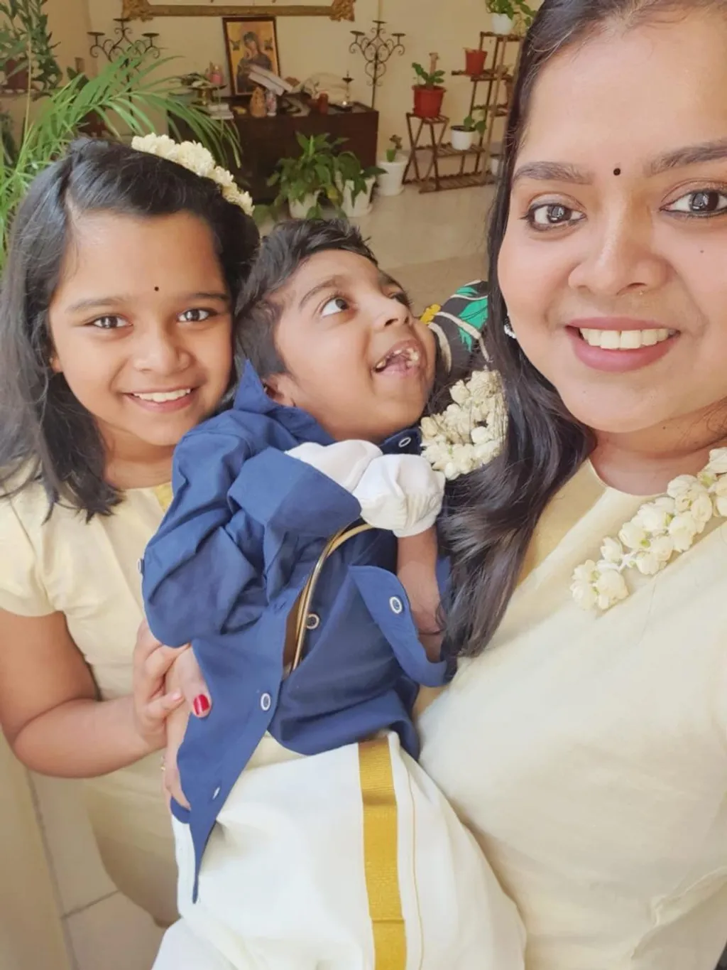 ജിഗിന, മകൻ എസക്കിയേൽ, മകൾ എലീഷ.