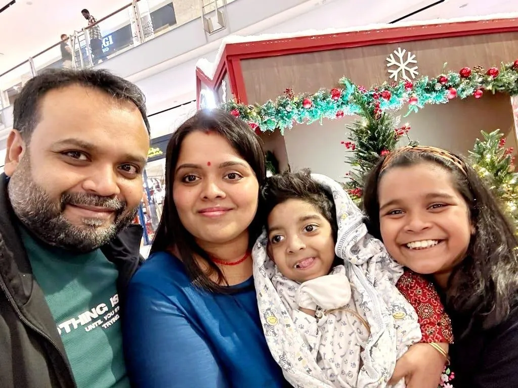 റോഷൻ ഗോമസ്, ജിഗിന, മകൻ എസക്കിയേൽ, മകൾ എലീഷ