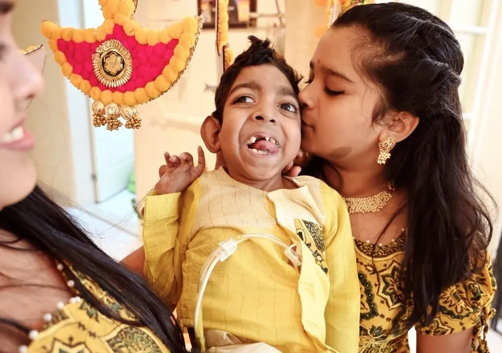 തന്റെ കാലുകളിൽ തഴുകിയ ആ വലിയ പാപ്പയുടെ, മാർപ്പാപ്പയുടെ വിയോഗം അവൻ അറിഞ്ഞിട്ടുണ്ടാവുമോ? ഉണർന്നപ്പോഴുള്ള അവന്റെ ചിരികളിൽ നിന്ന് ഞാൻ എന്താണ് പരിഭാഷപ്പെടുത്തേണ്ടത്?.