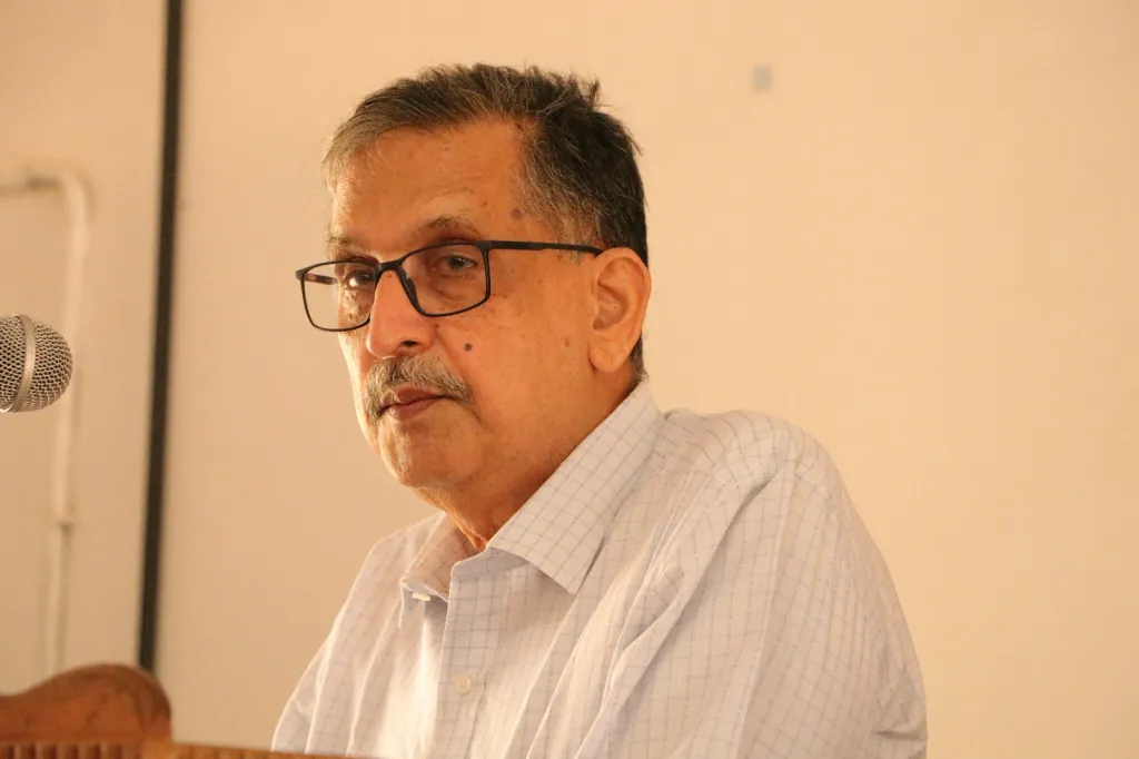 ഭാഷാശാസ്ത്രത്തിന്റെ മേഖലയിൽ ആരും ശ്രദ്ധിക്കാത്ത നിരവധി മേഖലകൾ ഉള്ളപ്പോൾ, അവയിലെ തന്റെ അന്വേഷണങ്ങൾ മാറ്റിവെച്ച് പുതിയ ഒരിടത്തേക്ക് ചേക്കേറാൻ വേണുഗോപാലപ്പണിക്കർ മാഷ് താല്പര്യപ്പെട്ടിരുന്നില്ലെന്നത് തികച്ചും സ്വാഭാവികമാണ്.