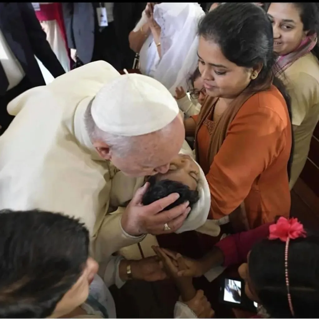 ‘‘ആ വിരലുകൾ എന്റെ കുഞ്ഞ് എസക്കിയേലിലേക്ക് നീണ്ടു. അവ അവന്റെ കാൽവിരലുകളിൽ പതിയെ തൊട്ടു. ഒരിക്കലും നടന്നിട്ടില്ലാത്ത അവന്റെ കാല്പാദങ്ങളിൽ ആ വലിയ ഇടയൻ മൃദുവായി തഴുകി. പിന്നീട് മാർപ്പാപ്പ എസക്കിയേലിന്റെ മുഖത്തേക്ക് കുനിഞ്ഞ് അവന്റെ നെറുകയിൽ ഉമ്മവെച്ചു…’’