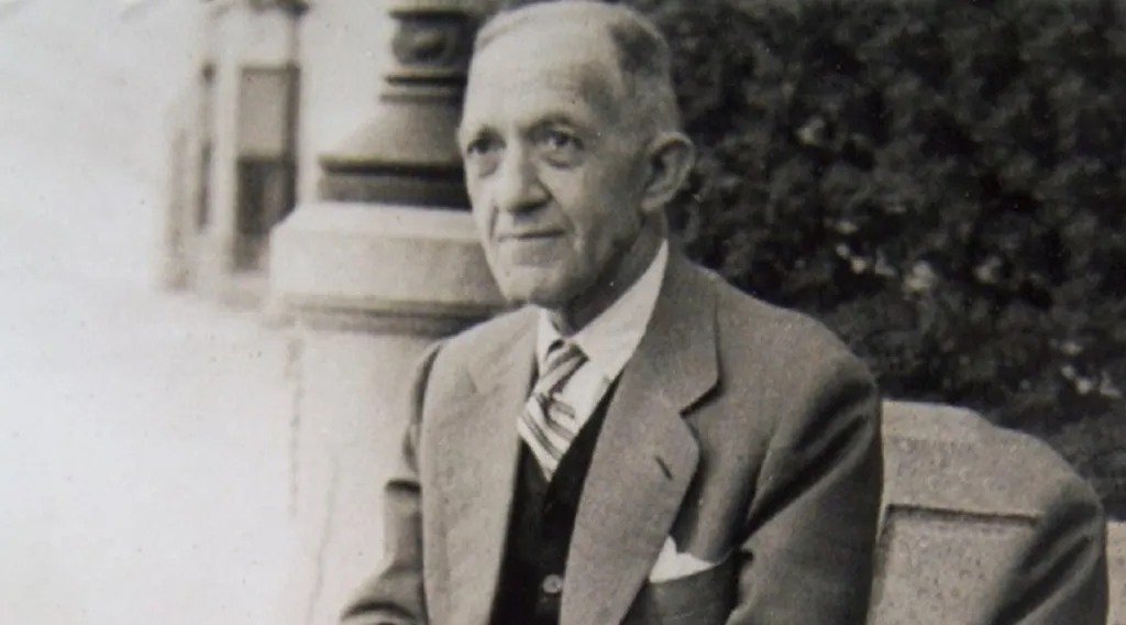 പ്രമുഖ പ്രസാധകനായിരുന്ന വിസെന്റ് ക്ലേവൽ ആണ് പുസ്തകദിനം എന്ന ആശയം ആദ്യമായി അവതരിപ്പിക്കുന്നത്.