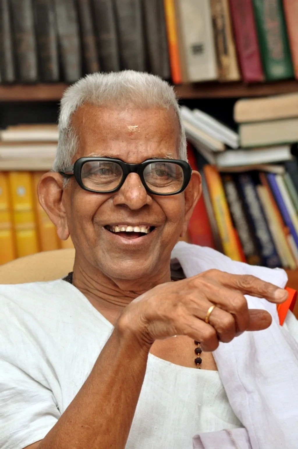 സാമൂഹ്യജീവിതത്തിന്റെ കെട്ടുപാടുകളിൽ നിന്ന് കുതറിമാറി  നടത്തുന്ന ഭാവനാസഞ്ചാരങ്ങളെ നിരന്തരം പൂർത്തീകരിക്കപ്പെടാത്ത ആഗ്രഹലോകങ്ങൾ തേടിയുള്ള കവിയുടെ യാത്രയായിട്ടാണ് കാണേണ്ടത്. ഉടൽ മുഴുവൻ കവിത നിറച്ച പി.യെ ‘കേശാദിപാദം കവി’ എന്നാണ് അക്കിത്തം വിശേഷിപ്പിച്ചത്. 