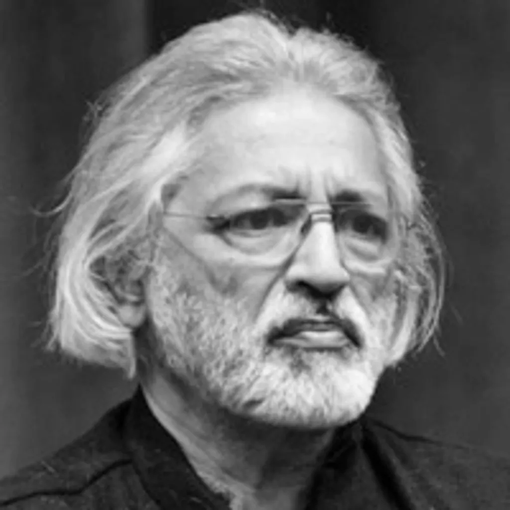 ഭരണകൂട പ്രകീർത്തനം അല്ലെങ്കിൽ അനുവർത്തിത്വം എന്ന ചട്ടക്കൂടിനപ്പുറം സാമൂഹ്യ- രാഷ്ട്രീയ മാനങ്ങൾ ഇന്ത്യൻ ഡോക്യുമെന്ററി രംഗം കൈവരിക്കുന്നത് ആനന്ദ് പട്വർദ്ധന്റെ കടന്നുവരവിനു ശേഷമാണ്.