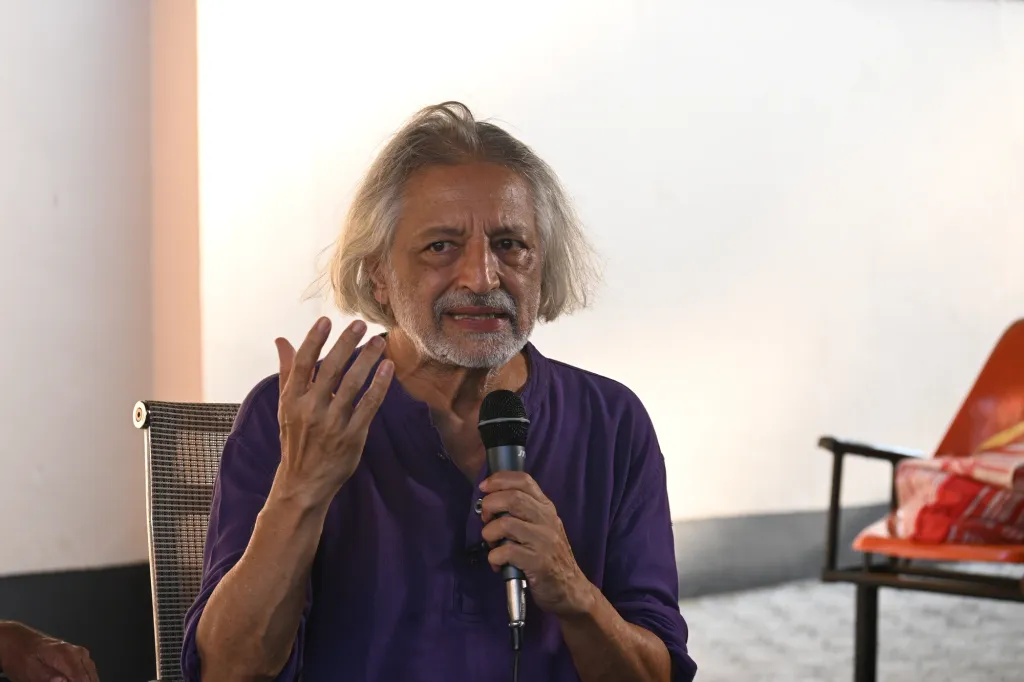 നാടെങ്ങും ഗുരുതരമായ  പരിസ്ഥിതിപ്രശ്നങ്ങൾ ഉണ്ടാവുകയും അവ ചിത്രീകരിച്ച് പേരെടുക്കുകയും ഉടൻ അടുത്ത വിഷയം തേടിപ്പോവുകയും ചെയ്യുന്ന പ്രഫഷനലിസം അന്യമായവരാണ് ആനന്ദ് പട്‌വർദ്ധനും കെ.പി. ശശിയും  ശരച്ചന്ദ്രനുമൊക്കെ. Photo/ Muhammed Aslam