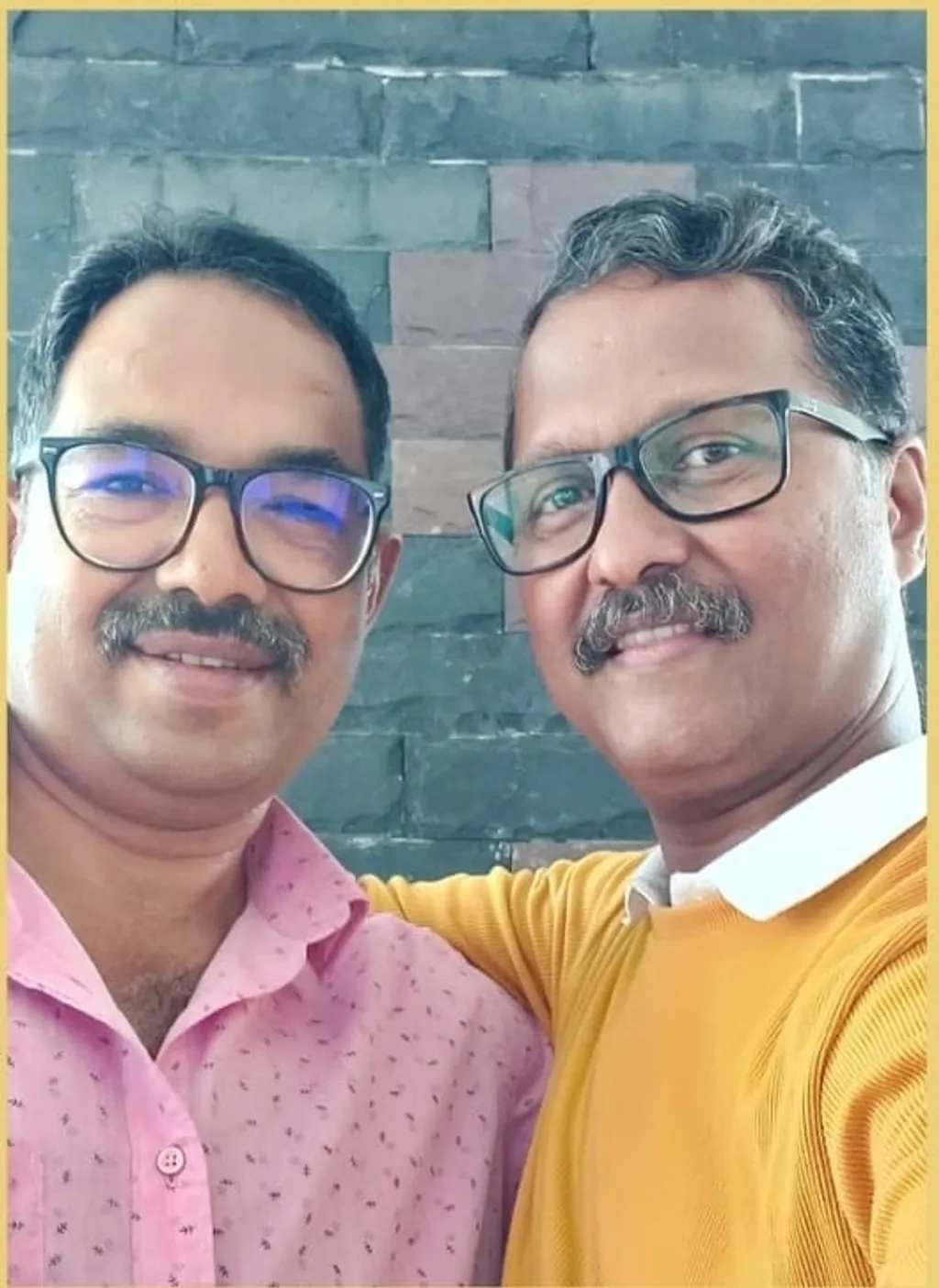 ‘പൂവ്’ എന്ന സിനിമയുടെ സംവിധായകരായ അനീഷ് ബാബു അബ്ബാസും ബിനോയ് ജോർജും