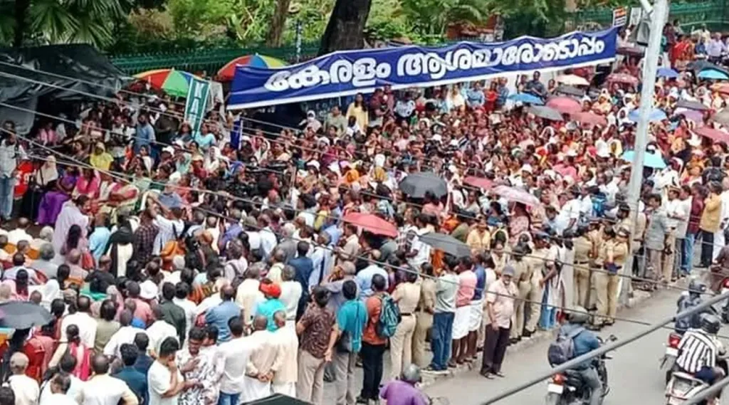 മൂല്യതലത്തിലോ, പ്രത്യയശാസ്ത്രതലത്തിലോ, കമ്യൂണിസ്റ്റ് എന്ന് ഇന്നും സ്വയം വിളിക്കുന്ന പാർട്ടികളിൽ പ്രവർത്തിക്കുന്നവരെ പരസ്പരം ബന്ധിപ്പിക്കുന്നില്ല. അധികാരം, അതിൻ്റെ സാധ്യതകൾ ഒന്ന് മാത്രമാണ് അവരെ ഒരുമിപ്പിക്കുന്നത്. അപ്പോൾ ആശാ പ്രവർത്തകരെ അവഗണിക്കും, പക്ഷെ സുകുമാരൻ നായരുടെ തോളിൽ കൈ ഇടാൻ മത്സരിക്കും.  