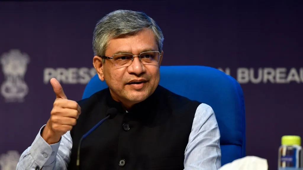 ഇന്ത്യയിൽ 2021-ലാണ് സെൻസസ് നടക്കേണ്ടിയിരുന്നത്. എന്നാൽ കോവിഡ് -19 കാരണം അക്കാലത്ത് മാറ്റിവെക്കുകയായിരുന്നു. അതിന് ശേഷം പൊതുതെരഞ്ഞെടുപ്പ് വരികയും നരേന്ദ്ര മോദി സർക്കാർ വീണ്ടും അധികാരത്തിലേറുകയും ചെയ്തിട്ടും ഇതുവരെയും രാജ്യത്ത് സെൻസസ് നടന്നിട്ടില്ല. എന്നാലിപ്പോൾ അടുത്ത സെൻസസിനൊപ്പം ജാതിസെൻസസും നടത്തുമെന്ന് പ്രഖ്യാപിച്ചിരിക്കുകയാണ് കേന്ദ്രമന്ത്രി അശ്വിനി വൈഷ്ണവ്.