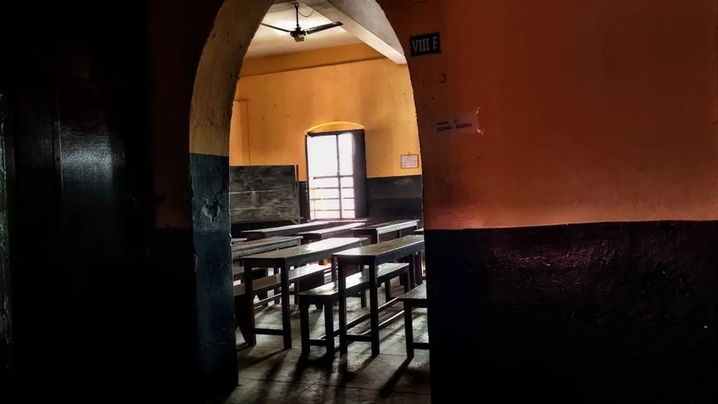 ഗുരുക്കൻമാരെക്കുറിച്ചെഴുതപ്പെട്ട ഓർമ്മകൾ ചേർത്തുവെച്ചാൽ വടിയുടെയും അടിയുടെയും ശകാരത്തിൻ്റെയും അപമാനത്തിൻ്റെയും ഇൻസ്റ്റലേഷൻ രൂപമാണ് പലർക്കും കിട്ടുക.