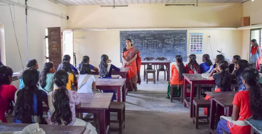 കുട്ടികളെ മാനസികമായി വളർത്താൻ വിദ്യാലയങ്ങളിൽ എന്താണ് നടക്കുന്നത്? ഈ ഉദ്ദേശ്യത്തോടെ വിവിധ ക്ലബ്ബുകൾ പ്രവർത്തിക്കുന്നുണ്ടെങ്കിലും പ്രവർത്തന മികവുള്ള അധ്യാപകരുണ്ടെങ്കിലും പരീക്ഷ ലക്ഷ്യം വെച്ചുള്ള പ്രവർത്തനങ്ങളിൽ മുങ്ങി വിദ്യാലയങ്ങൾക്കു പ്രസ്​തുത ലക്ഷ്യം നേടാനാകുന്നില്ല.