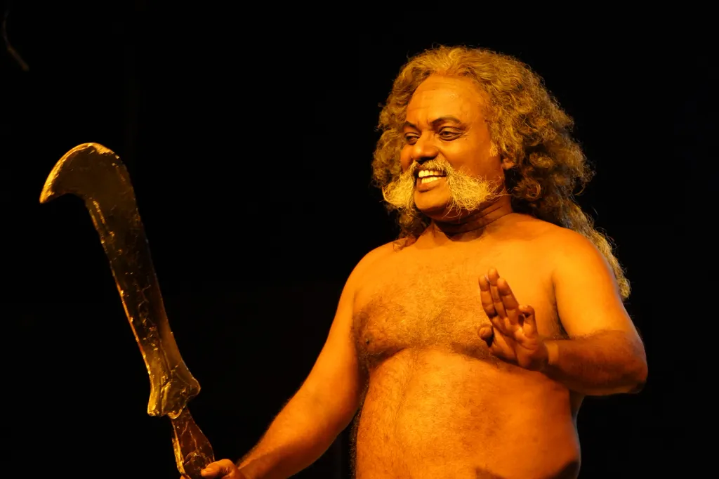 നിസ്സഹായതയിൽ കഴിയുന്ന മാടൻ സ്വാമി എന്ന ദൈവം മാടൻ തമ്പുരാനായി മാറുന്ന പരിണാമ പ്രക്രിയയാണ് നാടകം ചിത്രീകരിക്കുന്നത്. (Photo: രാജേഷ് എടച്ചേരി)