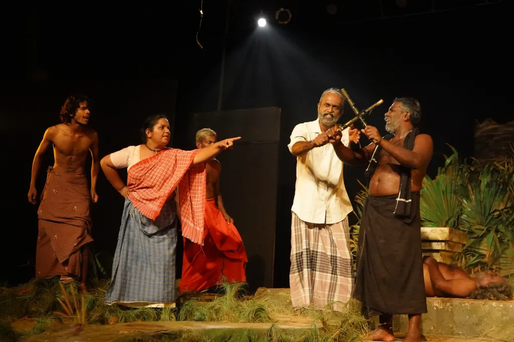 നാടകത്തിൽ കാവുസംസ്കാരത്തെ പ്രതിനിധീകരിക്കുന്ന മാടൻ എന്ന ദൈവം ക്ഷേത്രസംസ്കാരത്തിലെ ആകാശദൈവങ്ങളിൽ ഒന്നായ മാടൻ തമ്പുരാനായി രൂപപരിണാമം സംഭവിക്കുന്നത് കേരളത്തിലാകമാനമുള്ള ആരാധനാലയങ്ങളിൽ കൂടി സംഭവിച്ചുകൊണ്ടിരിക്കുന്ന പ്രക്രിയയാണ്. (Photo: രാജേഷ് എടച്ചേരി)