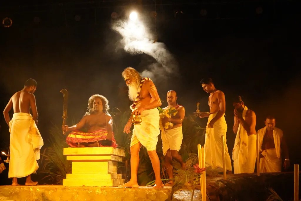 മാടൻ മോക്ഷം എന്ന നാടകത്തെ മുൻനിർത്തി കേരളത്തിൽ ശക്തിപ്രാപിച്ചുവരുന്ന നവയാഥാസ്ഥികത്വത്തെയും വൈവിധ്യമാർന്ന ആരാധനാക്രമങ്ങളുടെ ക്ഷേത്രവൽക്കരണ പ്രക്രിയയെയും ചർച്ച ചെയ്യുകയാണിവിടെ. (Photo: രാജേഷ് എടച്ചേരി)