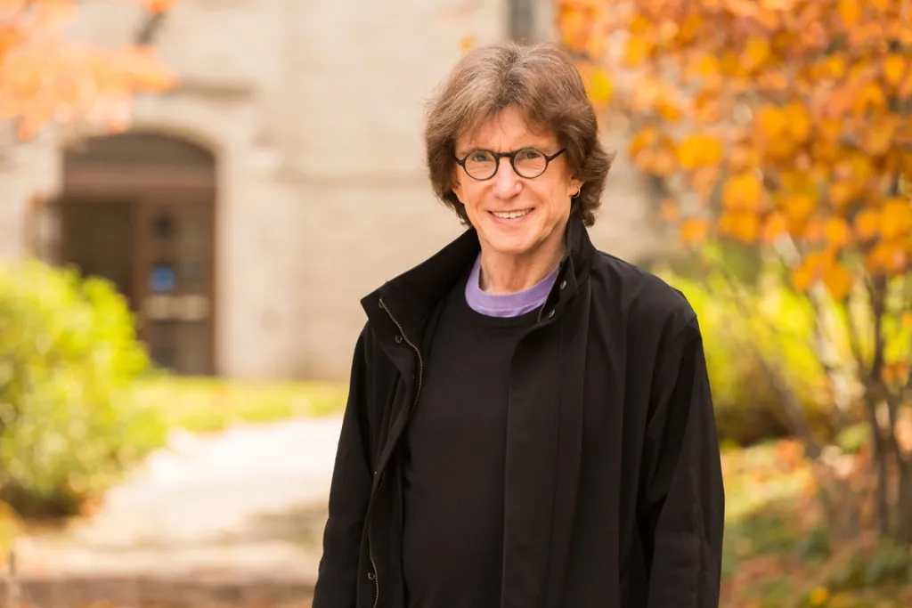 ഹെൻറി ഗിറോക്സ് മുന്നോട്ടുവെച്ച "ബുദ്ധിജീവികളായ അധ്യാപകർ" എന്ന ആശയം വളരെ പ്രസക്തമാണ്. ഇവർ പാഠപുസ്തകങ്ങൾക്കപ്പുറം വിദ്യാർത്ഥികളെ ചിന്തിപ്പിക്കുകയും, ചോദ്യങ്ങൾ ചോദിക്കാൻ പ്രേരിപ്പിക്കുകയും ചെയ്യുന്നു.