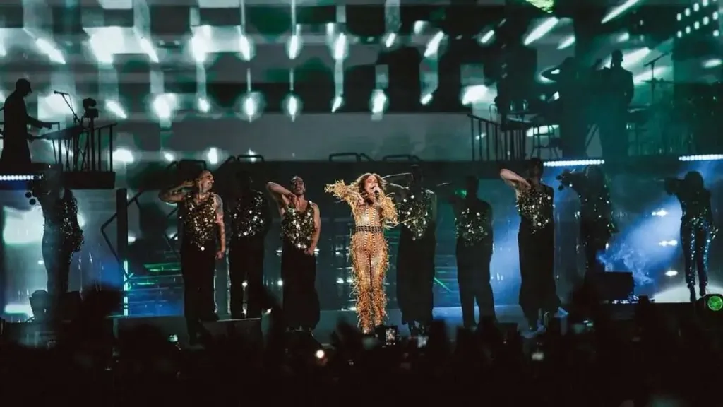 ജിദ്ദയിൽ നടന്ന ഫോർമുല 1 ഗ്രാൻഡ് പ്രിക്സിന് മുന്നോടിയായി പ്രശസ്ത പോപ് ഗായിക ജെന്നിഫർ ലോപ്പസ് പരിപാടി അവതരിപ്പിക്കുന്നു. 