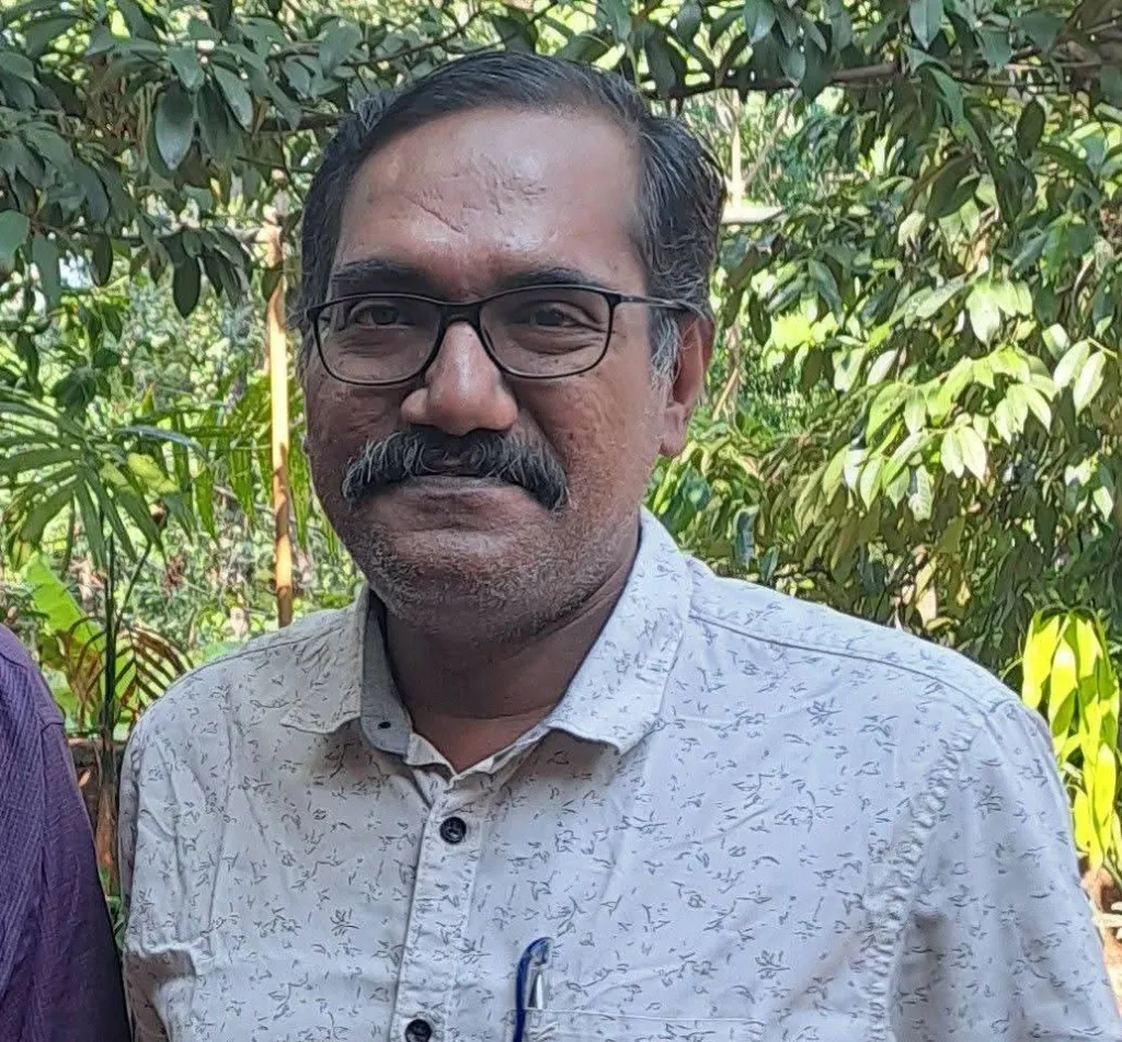 ‘പൂവ്’ എന്ന സിനിമയുടെ തിരക്കഥാകൃത്ത് ജോൺസൺ വി. ദേവസ്സി