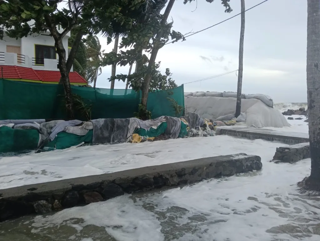 മൺസൂണിന്റെ സമയത്ത് തീര പ്രദേശത്ത് കടലാക്രമണം രൂക്ഷമാവുകയും ശക്തമായ കാറ്റ് കാരണം നല്ലരീതിയിൽ കടലേറ്റം ഉണ്ടാവുകയും ഇത് തീരദേശത്ത് വലിയ നാശം വിതക്കുകയും ചെയ്യുന്നു. 