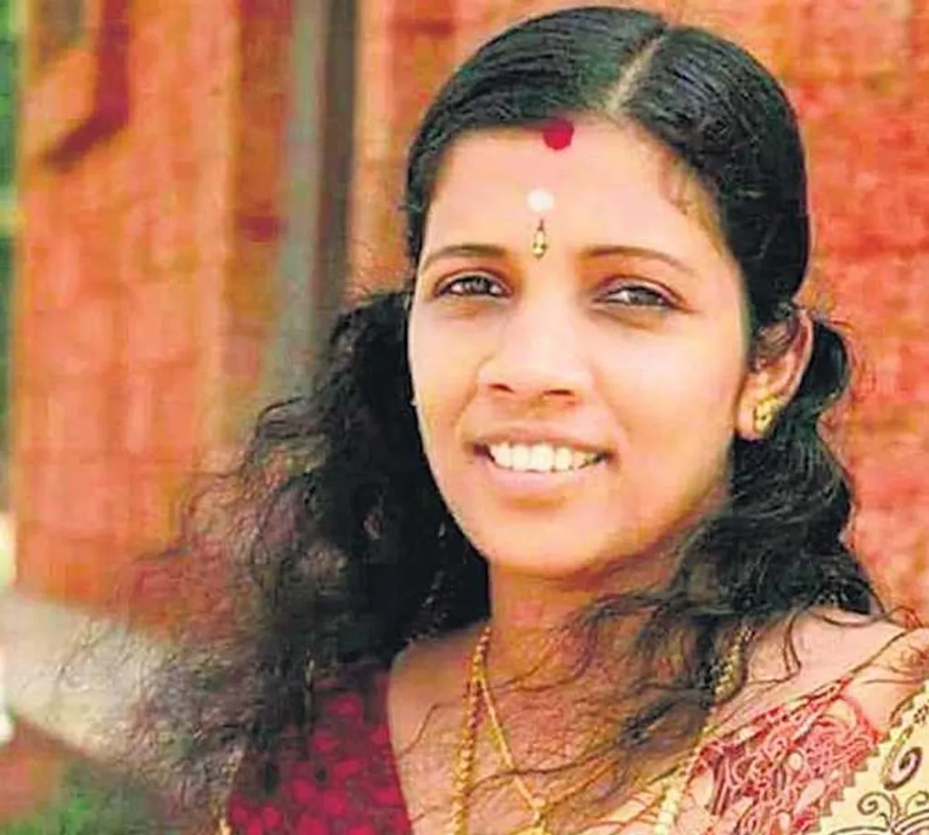 കഴിഞ്ഞ വർഷം നേഴ്സുമാർക്കായി ലിനിയുടെ പേരിൽ ഒരു അവാർഡു പ്രഖ്യാപിച്ചതിലൂടെ സർക്കാർ അവരെ ചിരസ്മരണീയ ആക്കി. കുടുംബത്തിനു സർക്കാർ താങ്ങും തണലുമായി. വളരെ നല്ലത്.