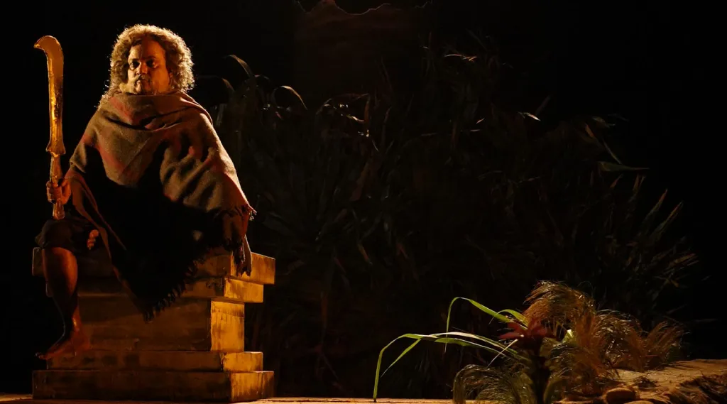 മാടൻമോക്ഷം ജനപ്രിയ നാടകമായാണ് അവതരിപ്പിക്കപ്പെട്ടത്. നിർഭാഗ്യവശാൽ വേദിയുടെ പരിചരണം, രൂപം, പ്രമേയത്തിലെ സൂക്ഷ്മതക്കുറവ് എന്നിവയാൽ പരിമിതപ്പെട്ട വർക്കായിരുന്നു അത്.