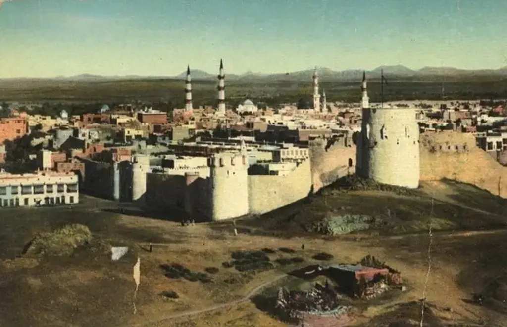 മുഹമ്മദ് നബിയുടെ നിര്യാണത്തിന് ശേഷം മുസ്‌ലിം സമൂഹത്തിൽ ആദ്യമായുണ്ടായ ജാതിബോധം അദ്ദേഹത്തിൻ്റെ വംശവുമായി ബന്ധപ്പെട്ടുള്ളതായിരുന്നു. 