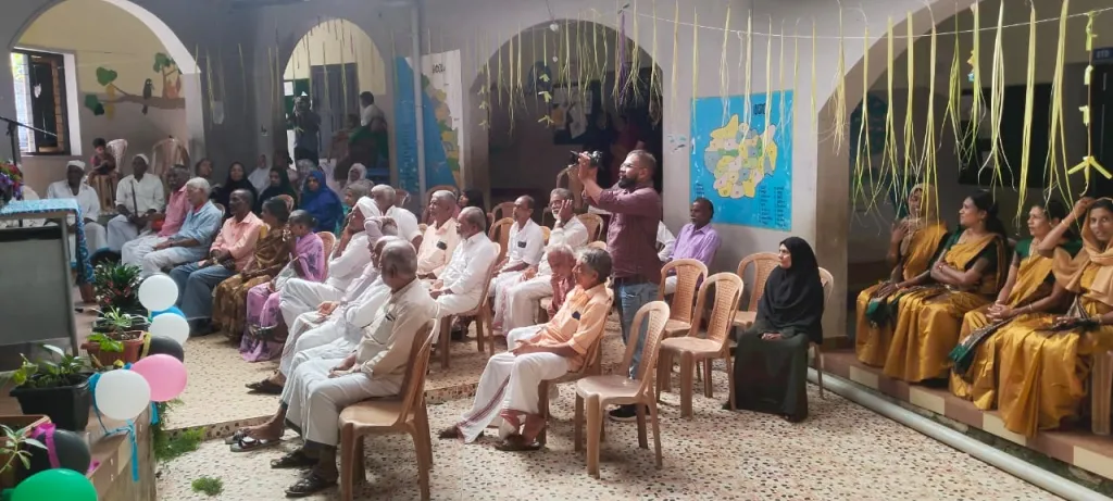 മുണ്ടക്കൈ സ്കൂൾ സുവർണ ജൂബിലിയുടെ ഭാഗമായി ഗ്രാമത്തിലെ 75 വയസ്സിനു മുകളിൽ പ്രായം വരുന്നവരെ ആദരിച്ച 'ഓർമ്മച്ചെപ്പ്' എന്ന പരിപാടിയിൽനിന്ന്.