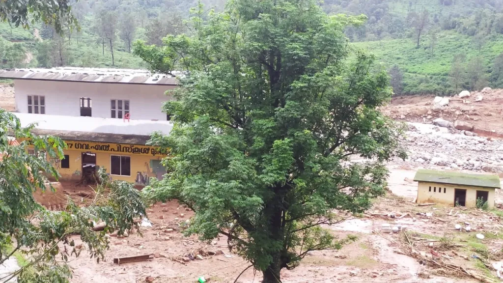 ഉരുൾപൊട്ടൽ എങ്ങനെ, എന്തുകൊണ്ട് സംഭവിച്ചു എന്നതിനേക്കാൾ ശാസ്ത്രീയവും പ്രാഥമികവുമായ ചില മുന്നറിയിപ്പുകൾ ലഭ്യമായിട്ടും വയനാട് ജില്ലാ ഭരണകൂടം മുണ്ടക്കൈയിലെ ജീവഹാനി കുറയ്ക്കുന്നതിനുള്ള നടപടികൾ സ്വീകരിക്കുന്നതിൽ പരാജയപ്പെട്ടത് എന്തുകൊണ്ടാണ്?