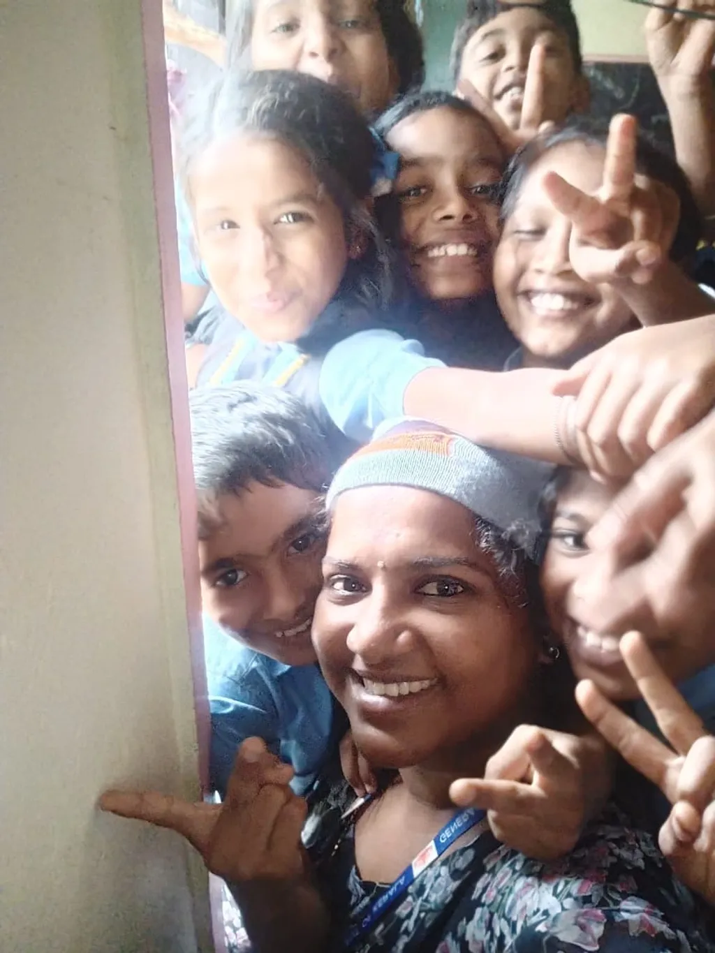 അശ്വതി ടീച്ചർ മുണ്ടക്കൈ സ്കൂളിലെ കുട്ടികളോടൊപ്പം. 