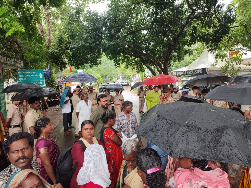 കളക്ടറേറ്റിൽ ചർച്ചക്കെത്തിയ ആദിവാസികളെ പൊലീസ് തടയുന്നു